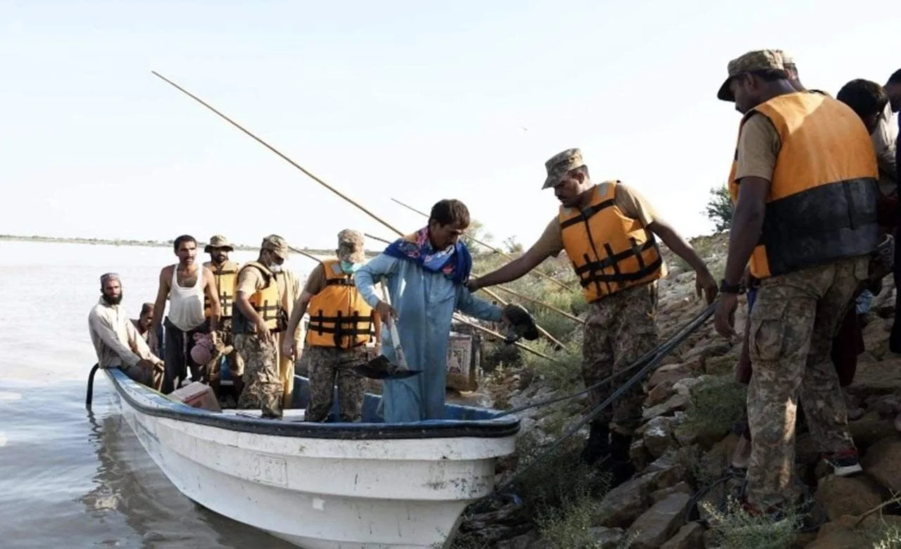 Flood in Dadu - Pakistan Army Continues Relief Operation