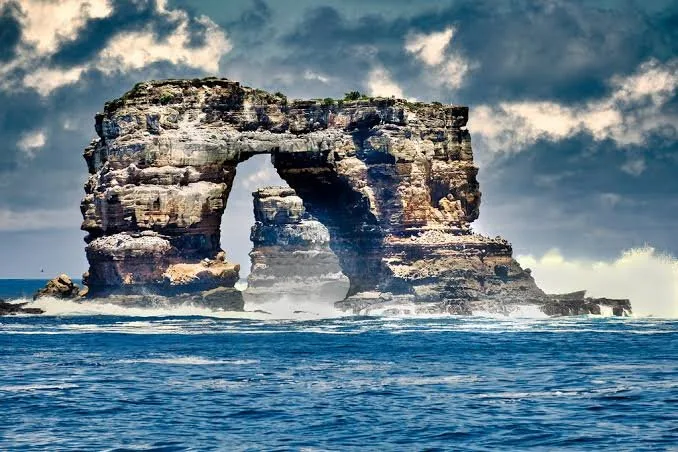 Galapagos Island: Darwin's Arch collapses due to erosion