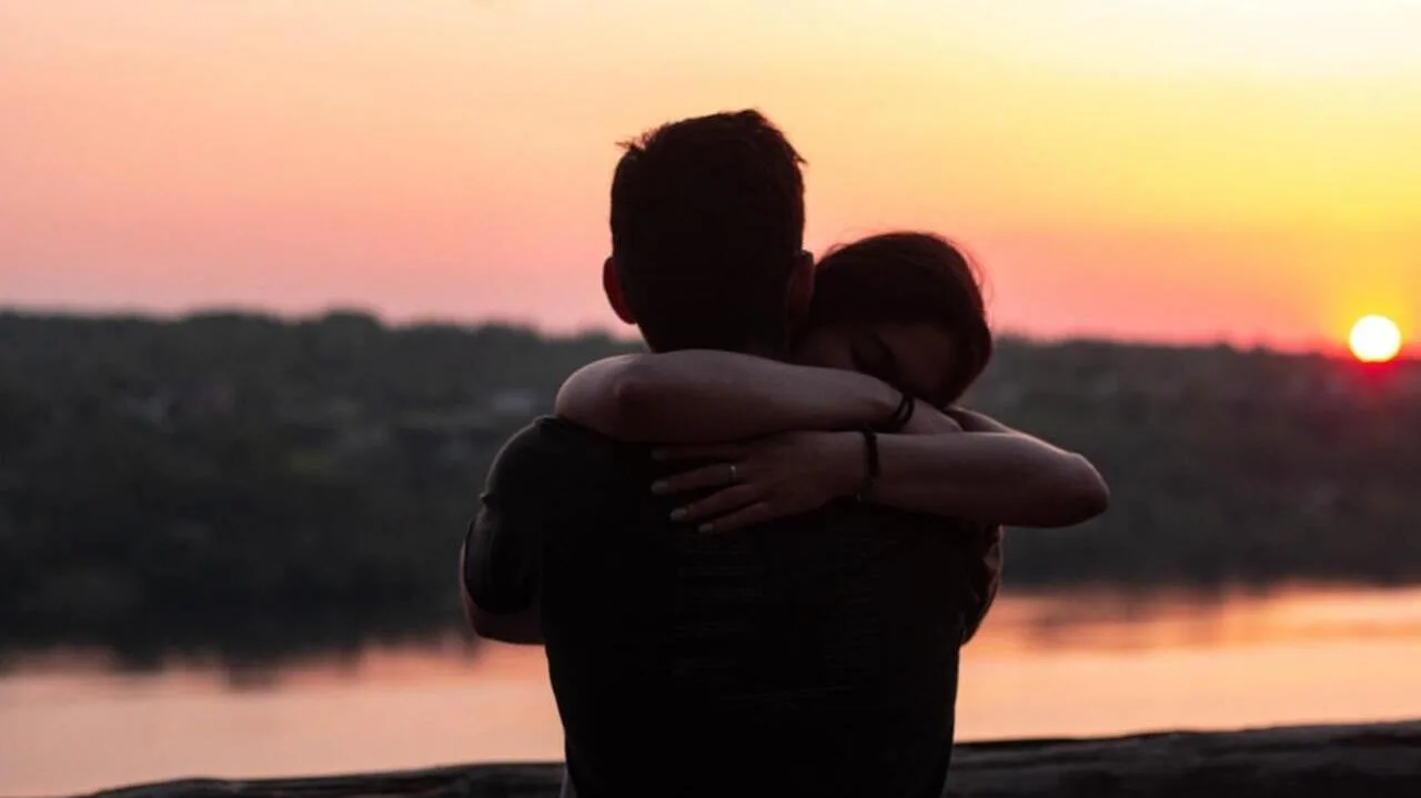 PEMRA banned hugs & caress scenes b/w on-screen couples
