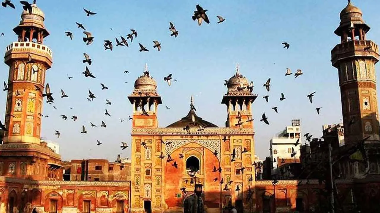 e Wazir Khan Mosque