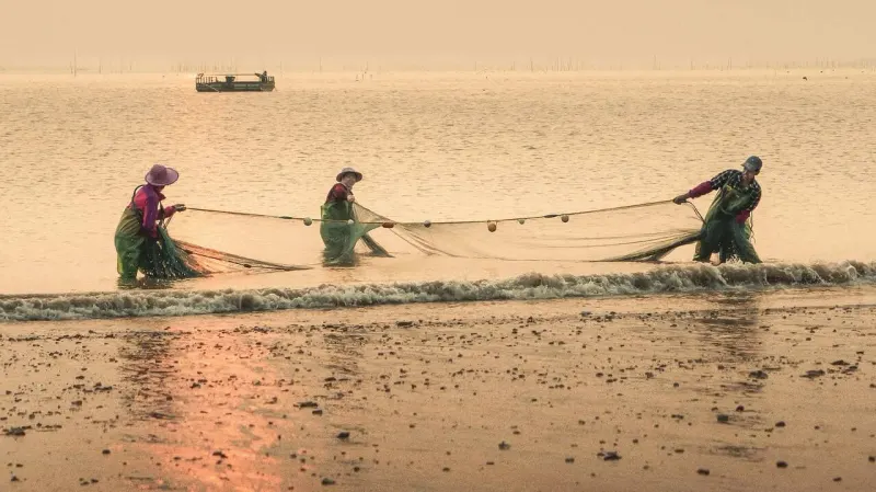 Foreigners banned to fish in Pakistan economic zone -NA
