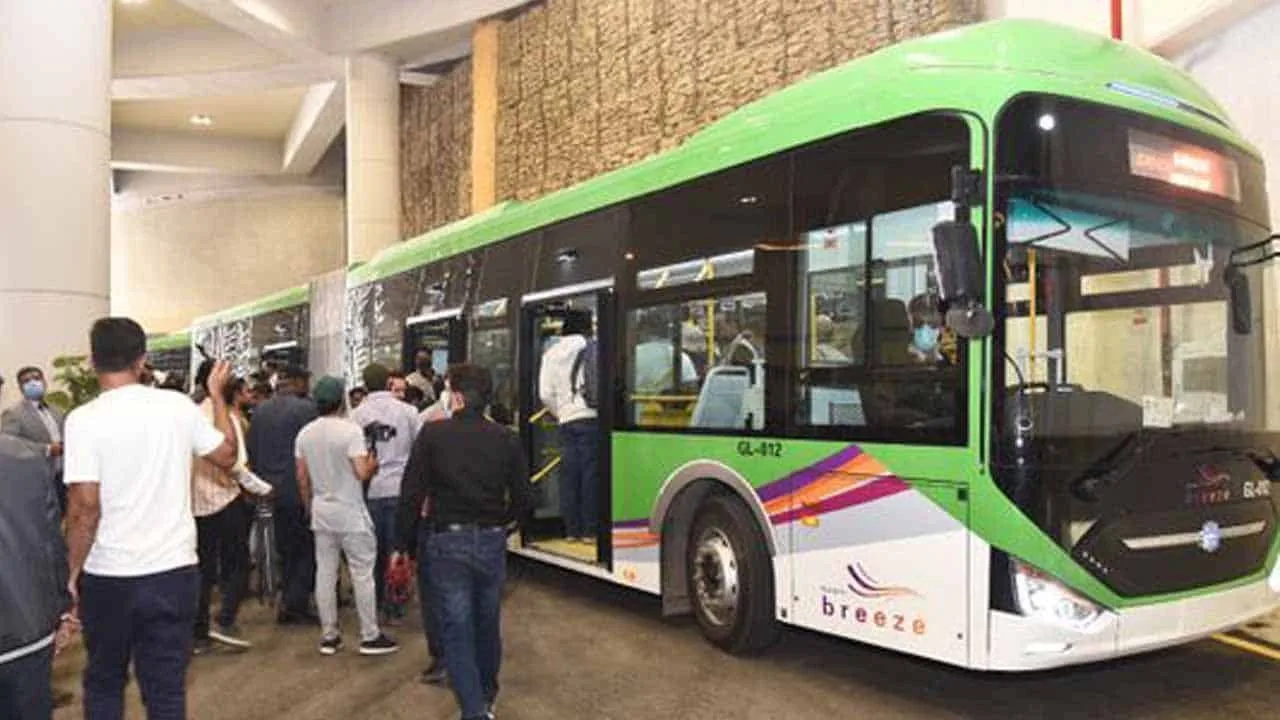 Karachiites travel on BRTS Green Line from today 