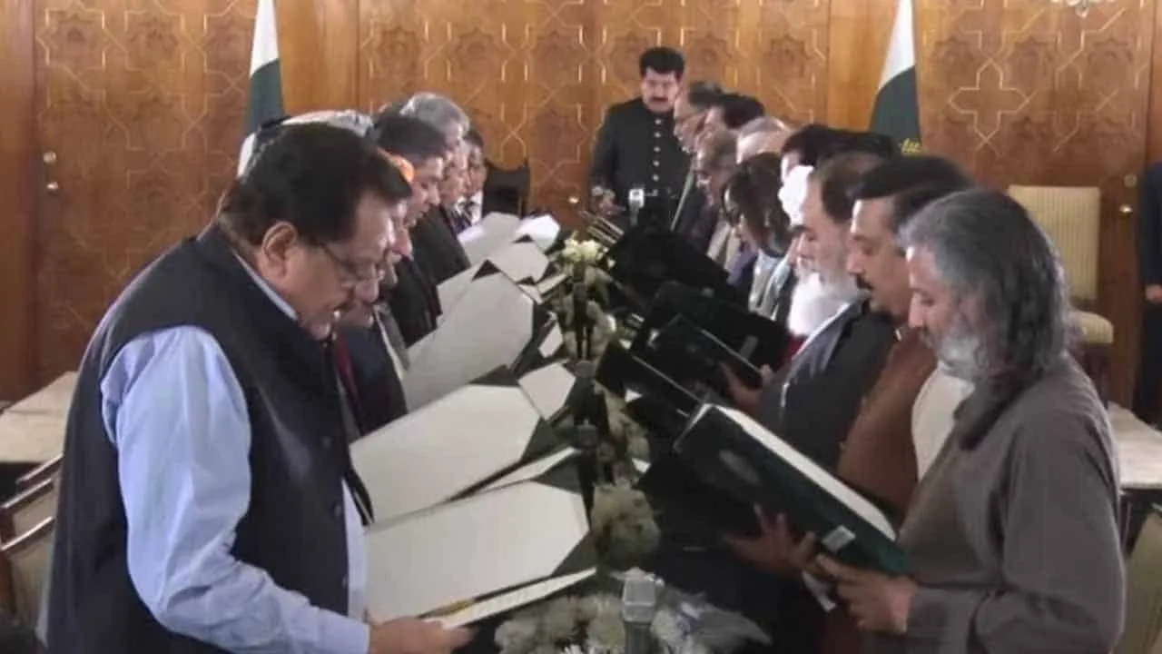 New federal cabinet takes oath