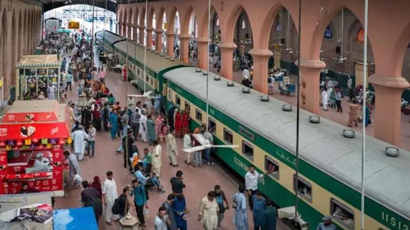 Saad Rafique announces 30% reduction in train fares
