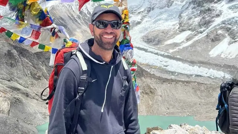 Mountaineer Abdul Joshi raises Pakistani flag on Mount Everest