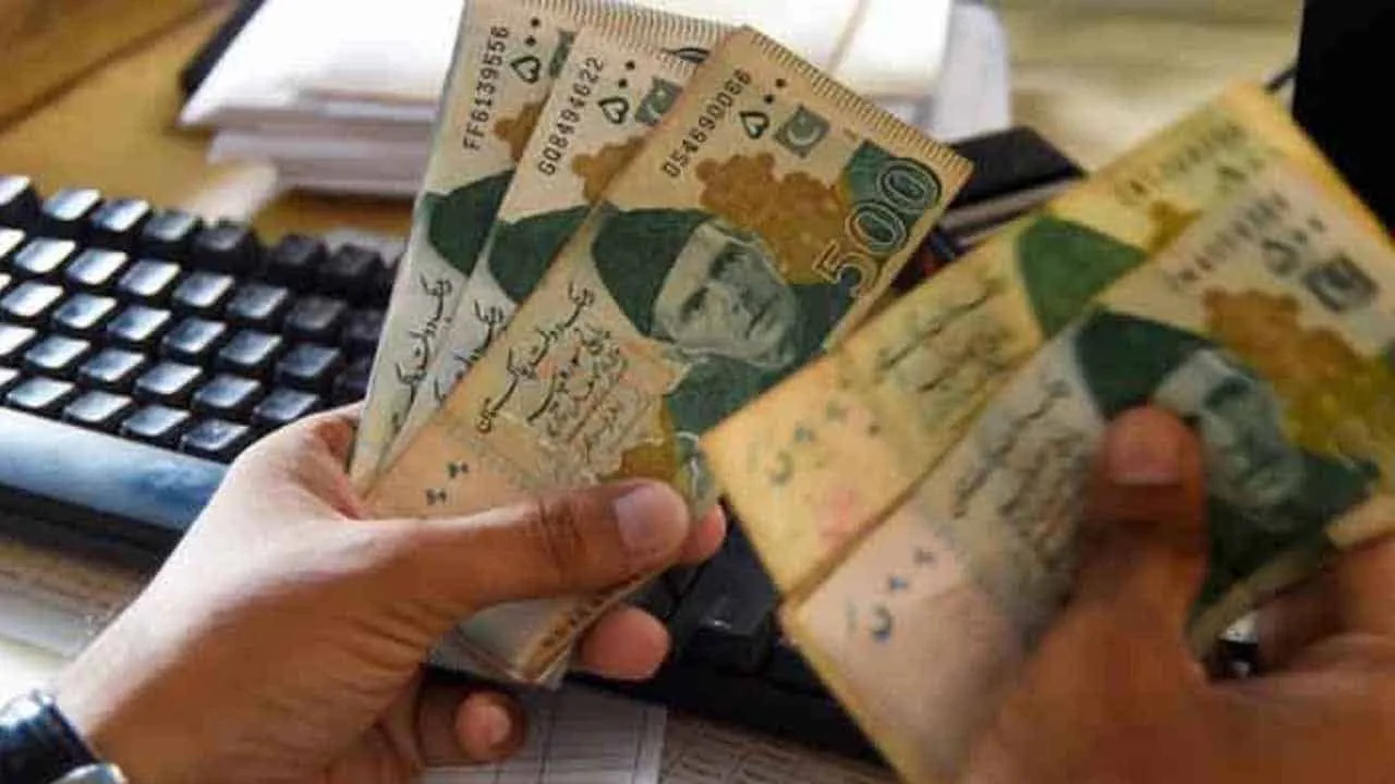 PKR remains under pressure, falls by Rs1.64 in interbank