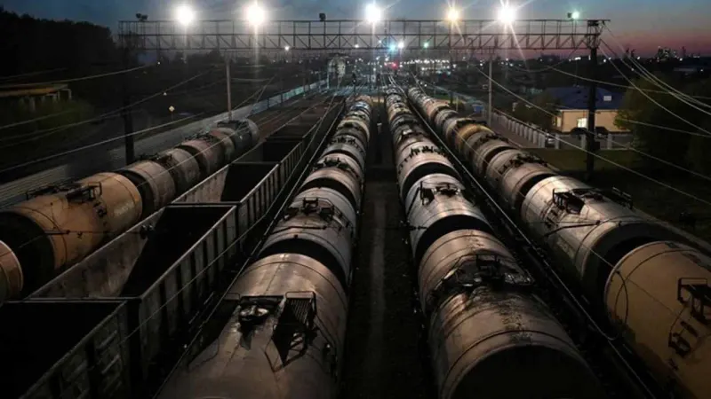 Pakistan’s national currency continues to slide amid rising demand for oil import payments