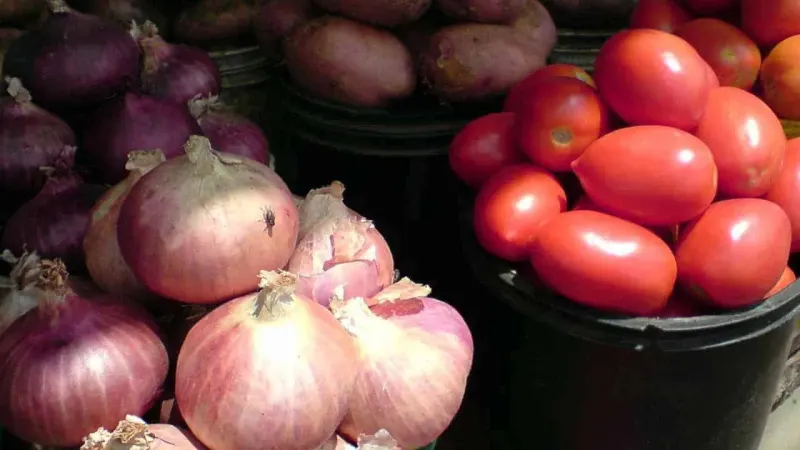 Price of onions, tomatoes hits historic high as floods disrupt supplies