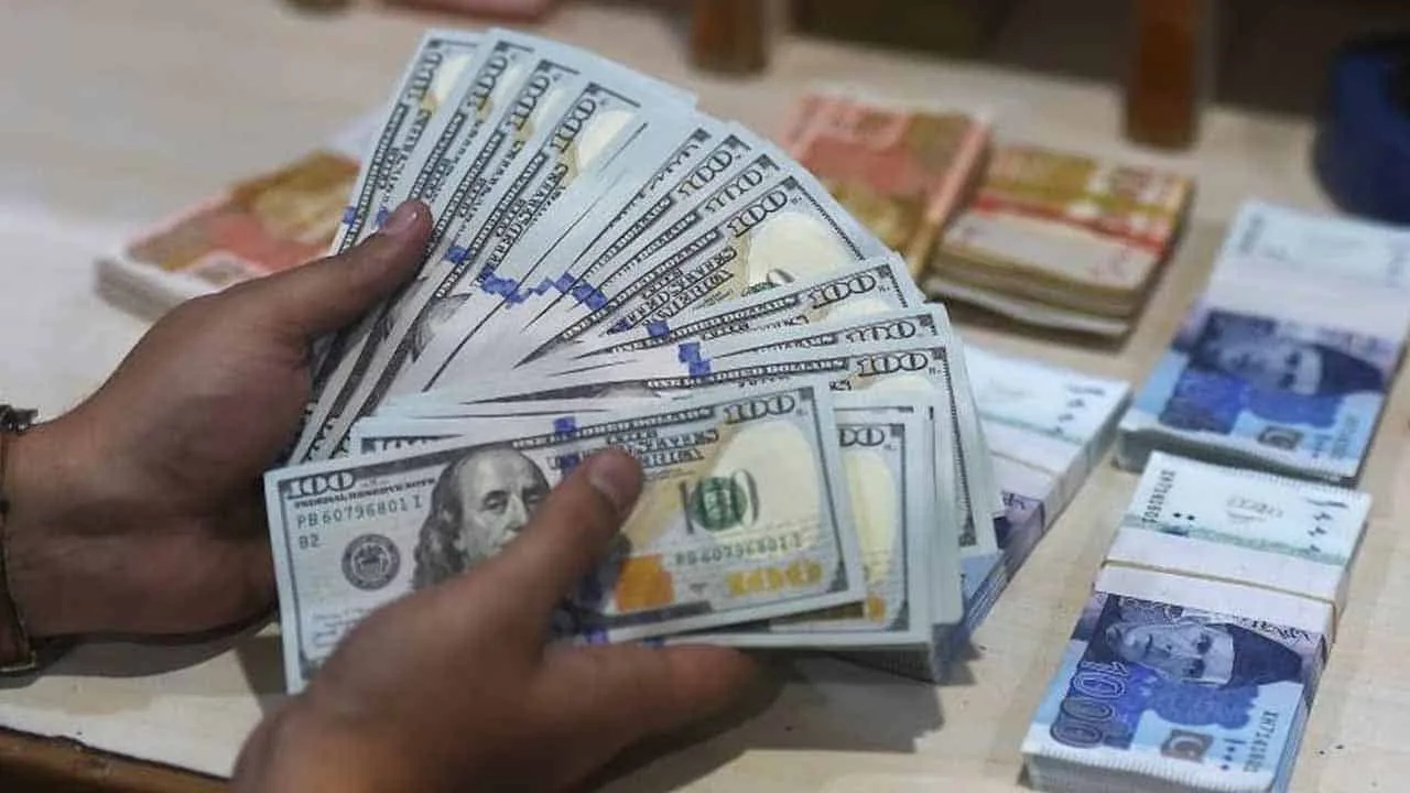 US Dollars break losing streaks against Rupee