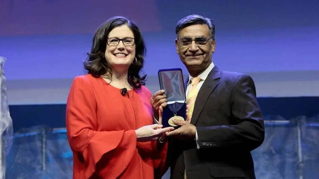 Abdul Latif Sheikh becomes first Pakistani doctor to win prestigious pharmacy award