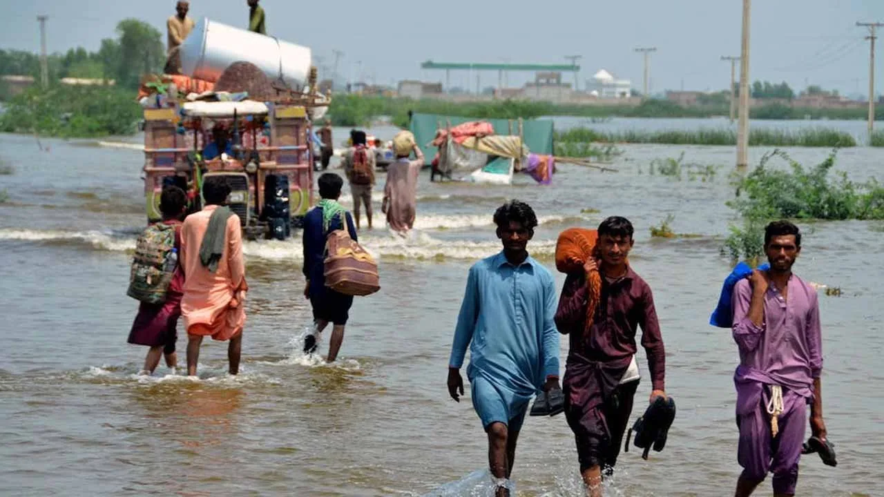 Over 7000 flood victims return homes from relief camps