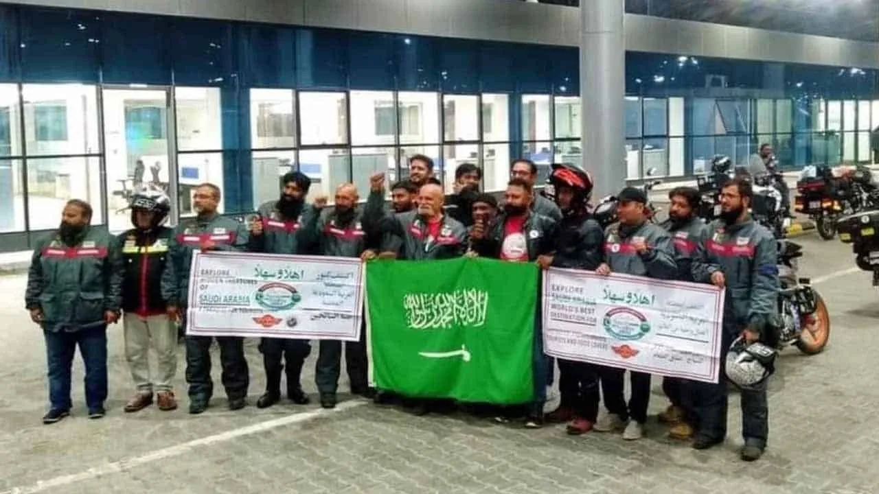 Pakistani bikers reach Saudi Arabia to perform Umrah