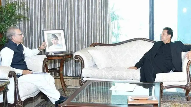 President Alvi reaches Imran Khan's residence in Lahore