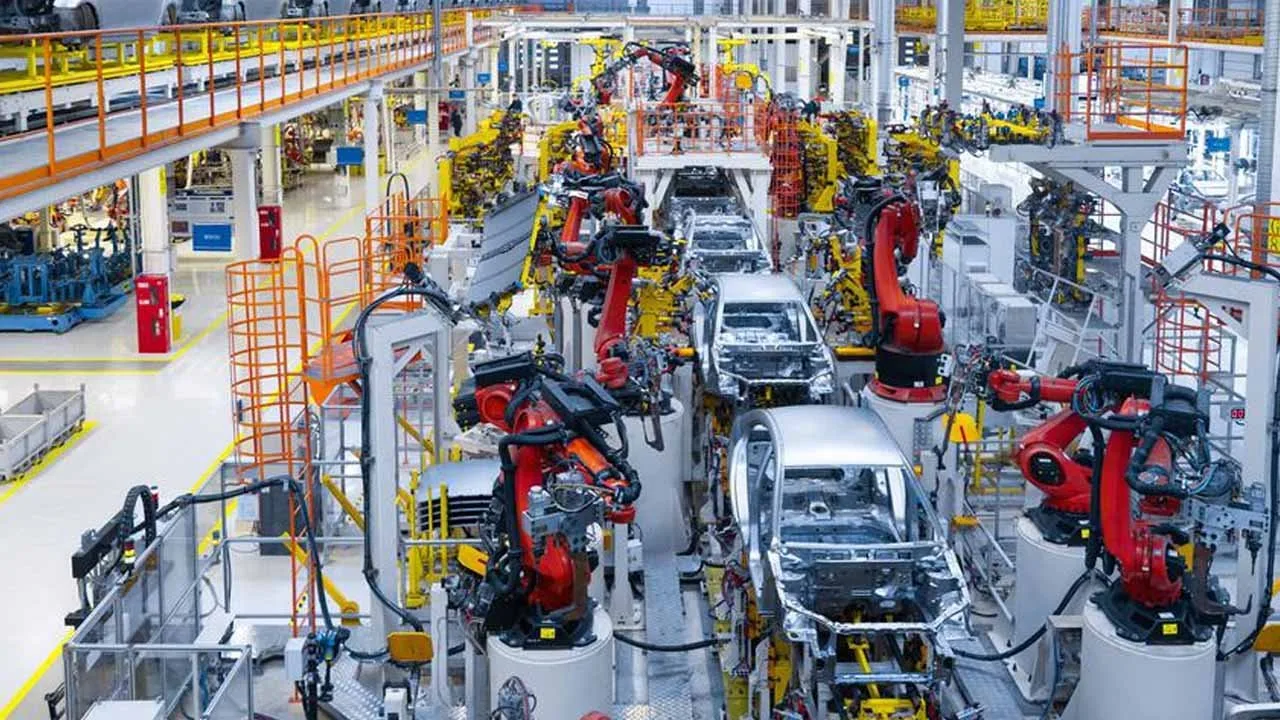 Large-scale manufacturing sector weighed down by 5.5% in Nov 2022