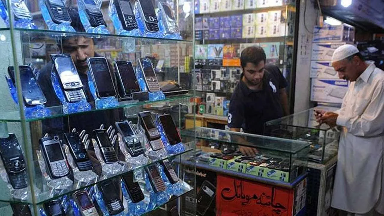 Mobile phone imports decrease over 67% to $414 million in 7 months