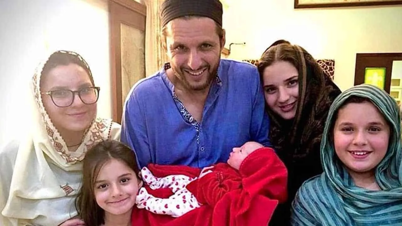 'My daughters are not on social media,' clarifies Shahid Afridi