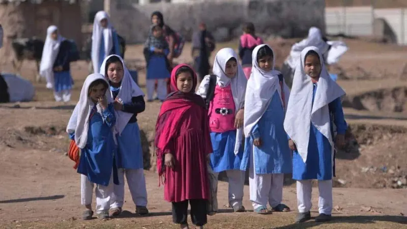 Afghan refugee girl student, Raqqa Nadri heals with art in Islamabad