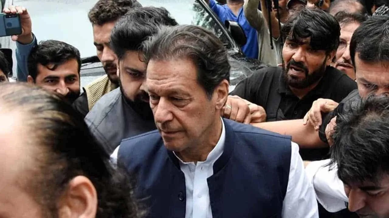 Islamabad Police reach Lahore to Arrest Imran Khan in a helicopter