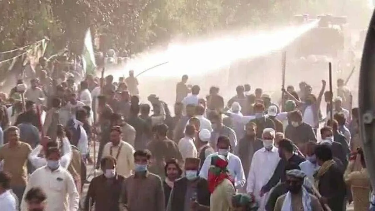 Police, PTI workers’ clash continues outside Zaman Park