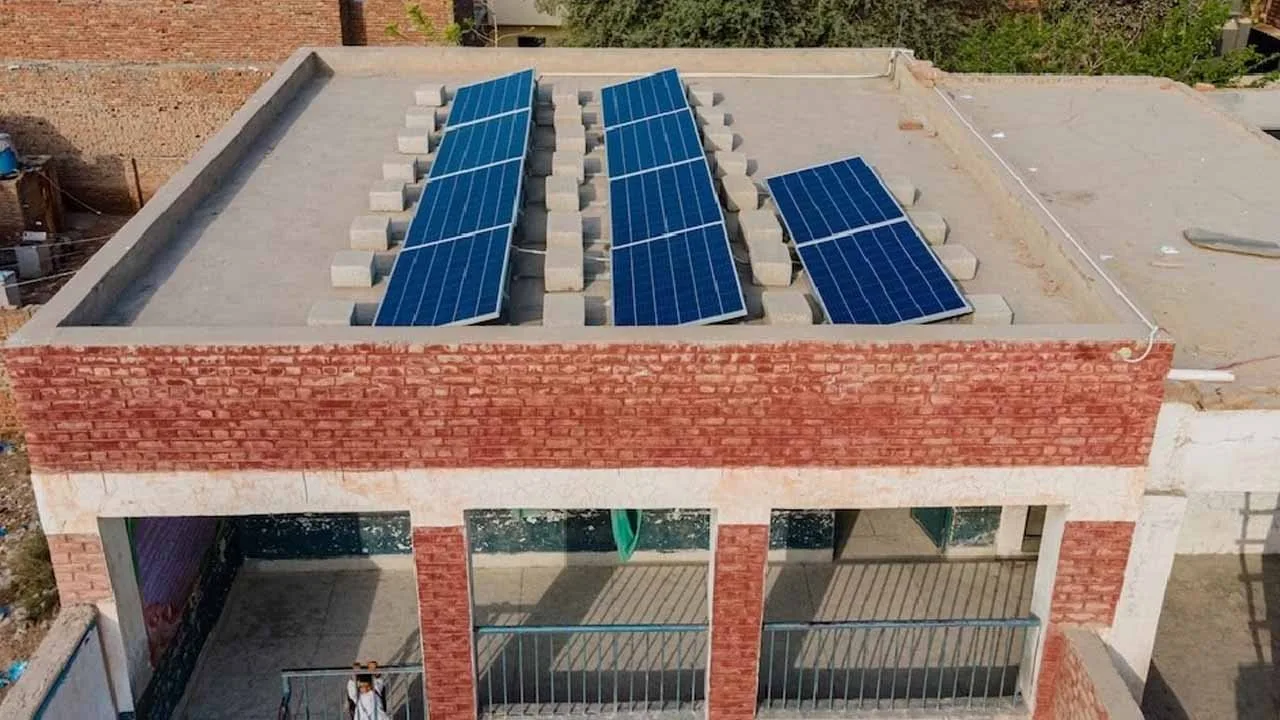 PM orders solarization of Islamabad govt buildings within 7 weeks