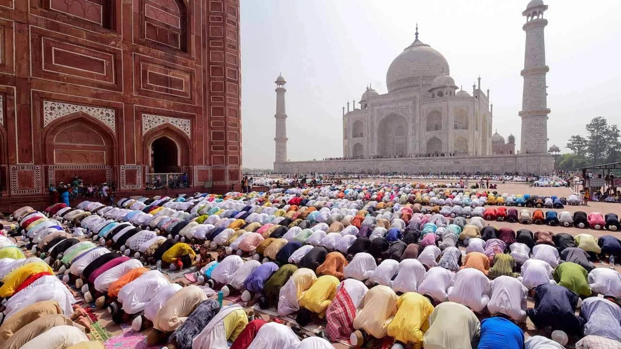 Pakistan marks Eid ul Fitr with hopes of overcoming crises