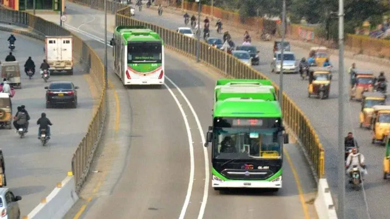 Green Line Bus extends timings in Karachi