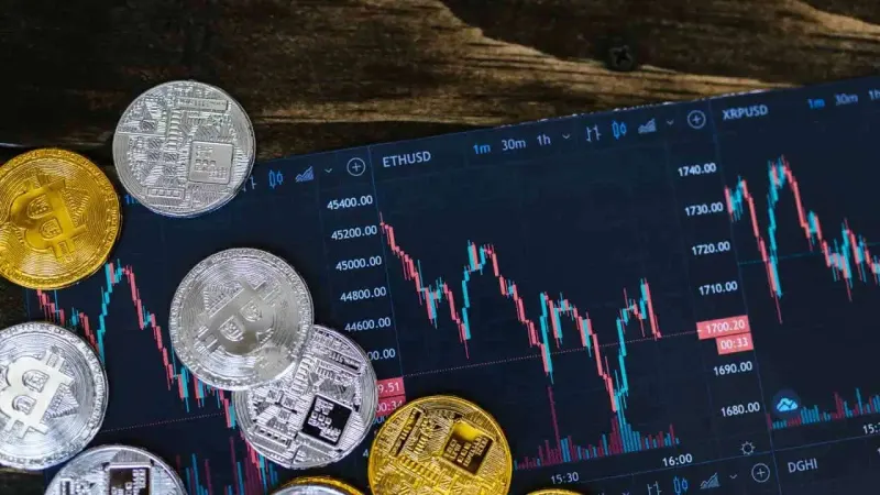 Crypto stocks drop after Binance halts bitcoin withdrawals for hours