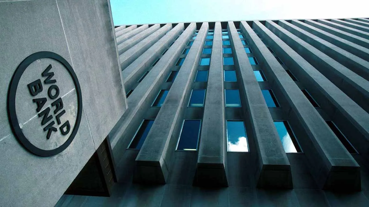 Pakistan faces further economic pressure as World Bank links $450m loan to IMF review
