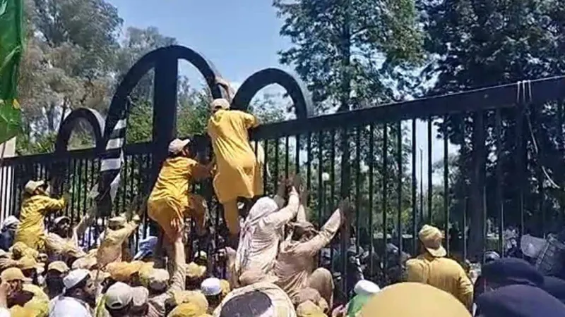 Protest against SC: JUI-F workers reach Red Zone, demand CJP’s resignation