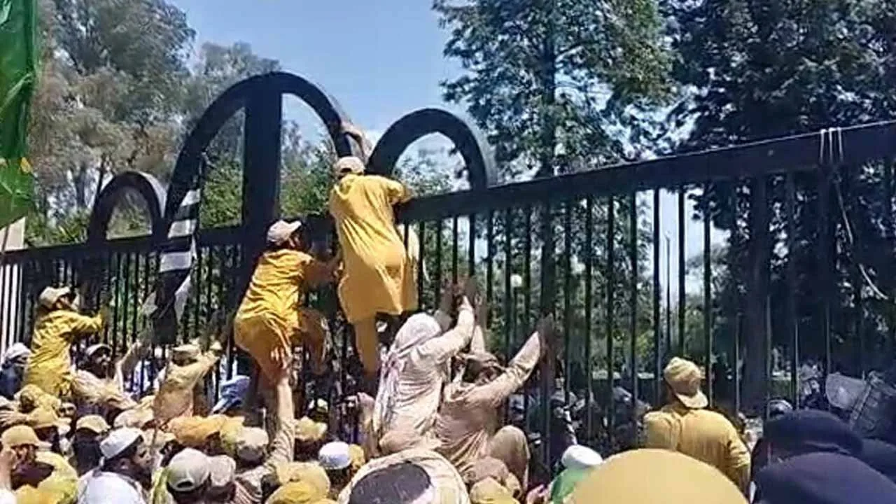 Protest against SC: JUI-F workers reach Red Zone, demand CJP’s resignation