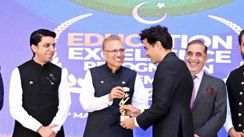 Shehzad Roy Receives Education Excellence Award from President Arif Alvi