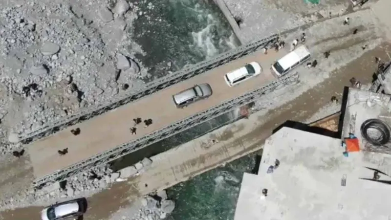 Army constructs new steel bridge in Bahrain