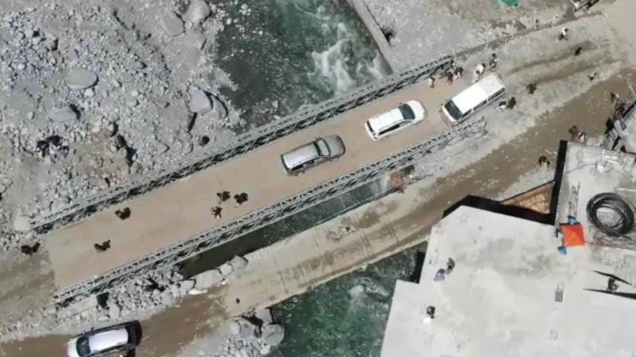 Army constructs new steel bridge in Bahrain