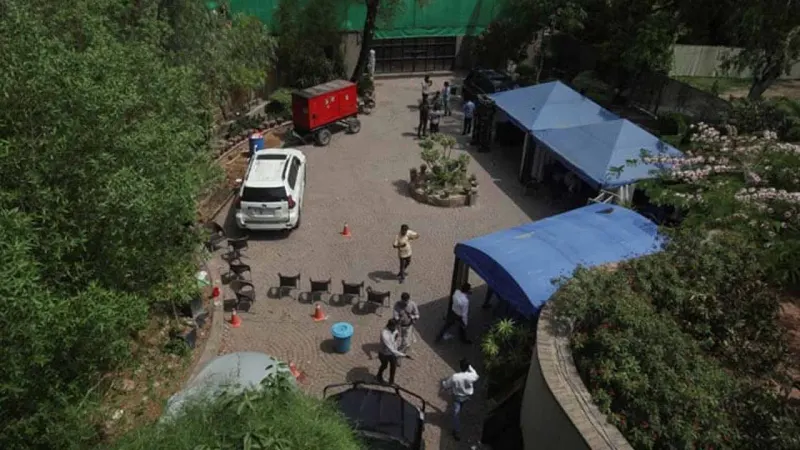 Govt negotiation team reaches Zaman Park ahead of operation