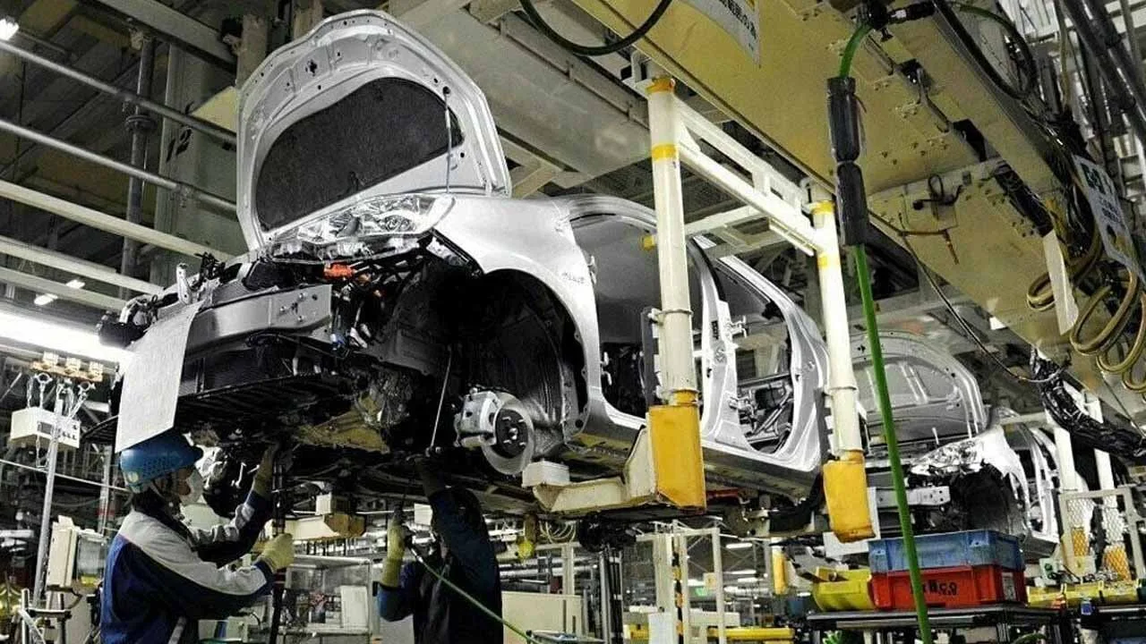 Auto industry lays off thousands as sales decrease by 70%