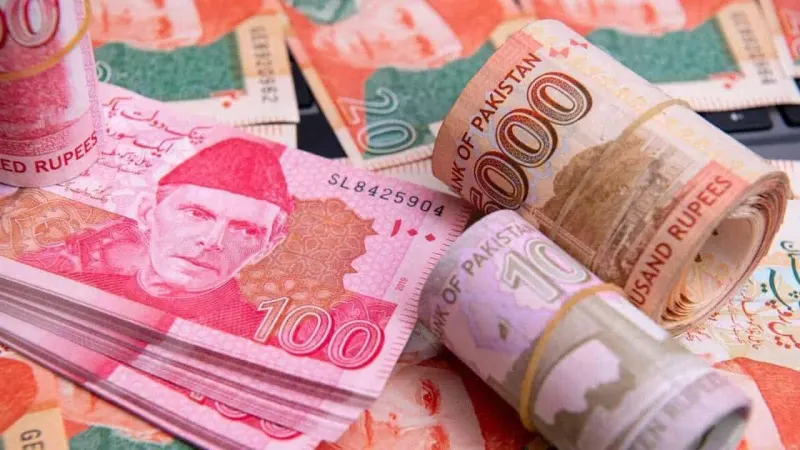 Rupee makes a surprising turnaround, strengthens to 284 against US dollar