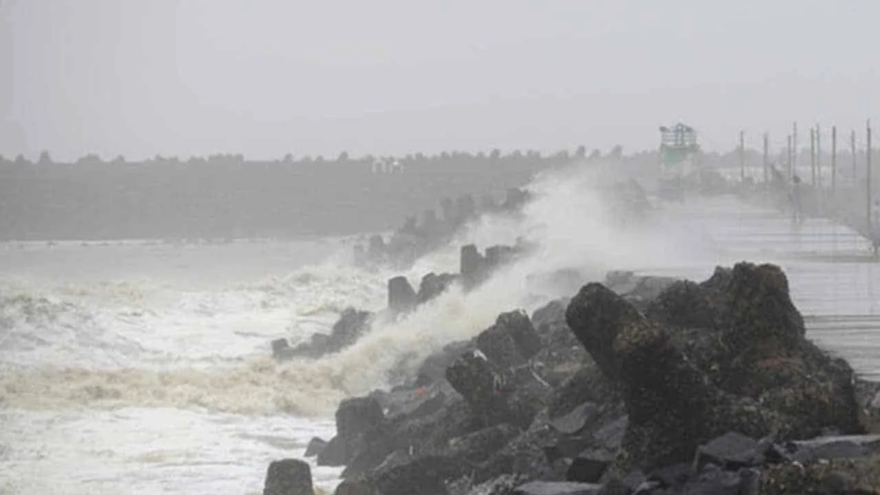 Cyclone Biparjoy at 910KM south of Karachi, to intensify further