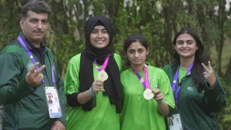 Pakistan’s Faiza and Naheen win Gold in Badminton Doubles; Noshiwan and Arif grab Silver in Men’s Double