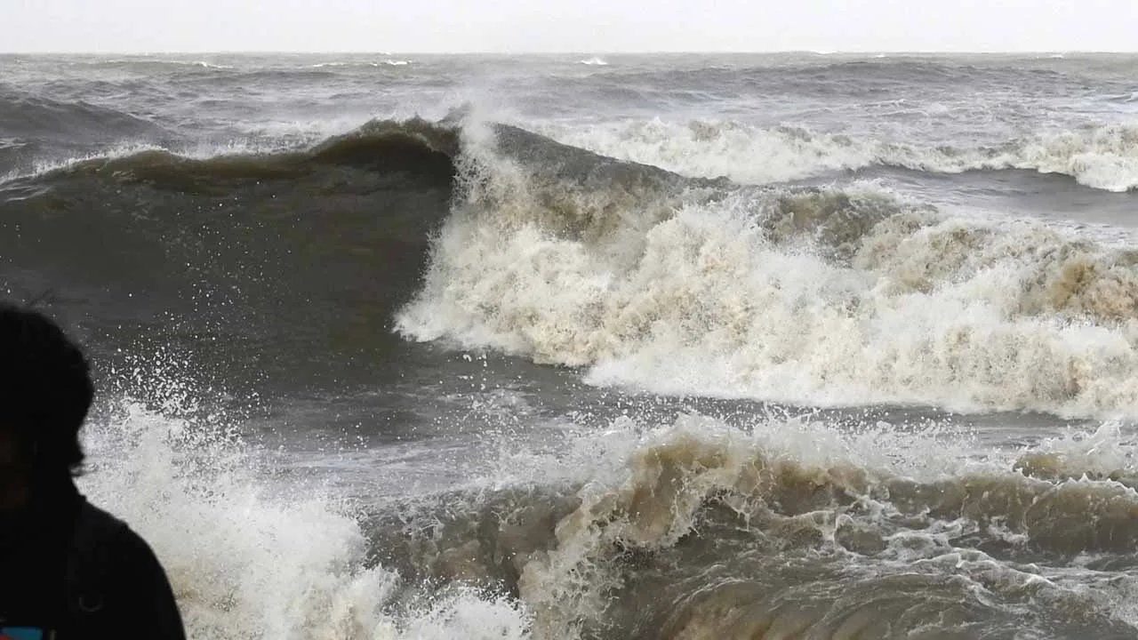 Cyclone Biparjoy ‘moves away’ from Karachi