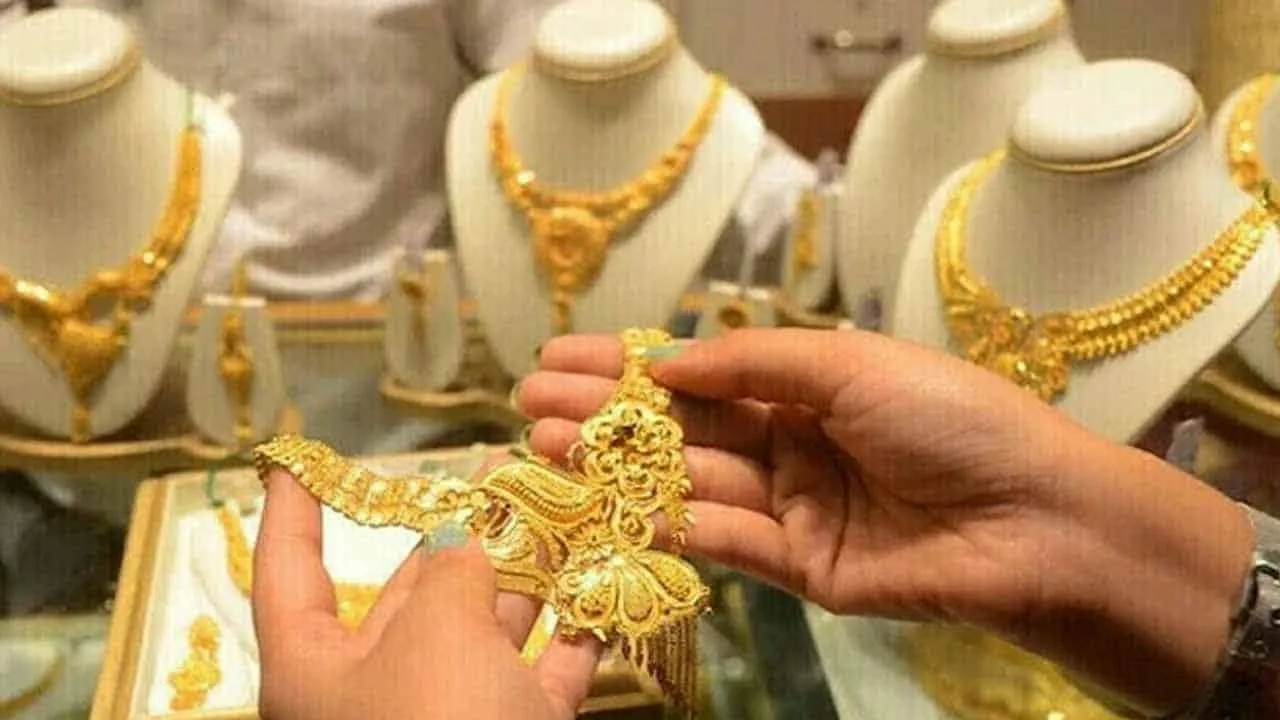 Gold price decreases by Rs1,400 per tola in Pakistan