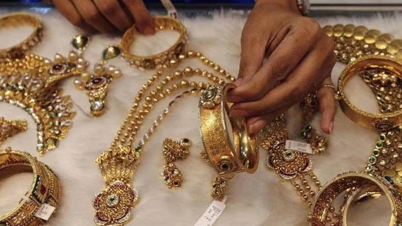 Gold prices decrease sharply in Pakistan for six consecutive day