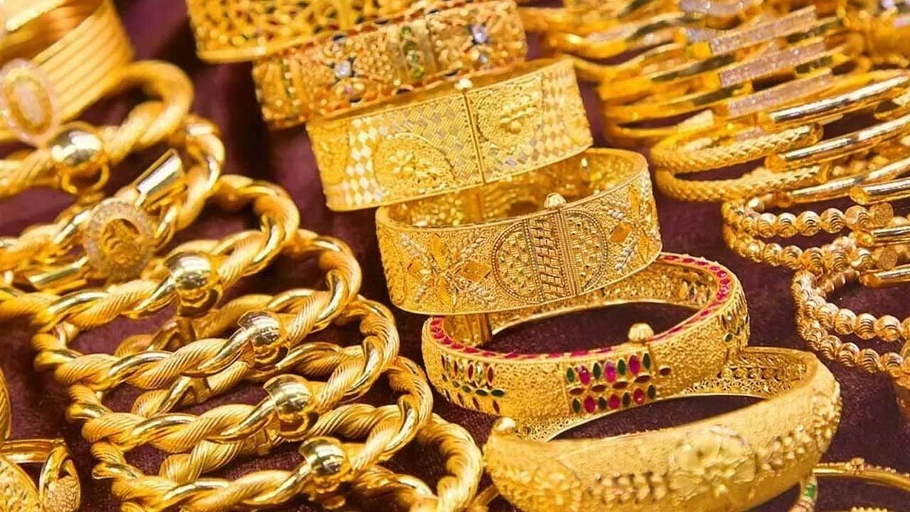 Gold price declines by Rs2,400 per tola in Pakistan