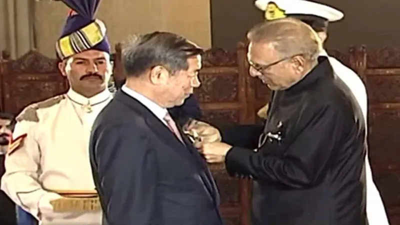 President confers Hilal-e-Pakistan award to Chinese vice-premier