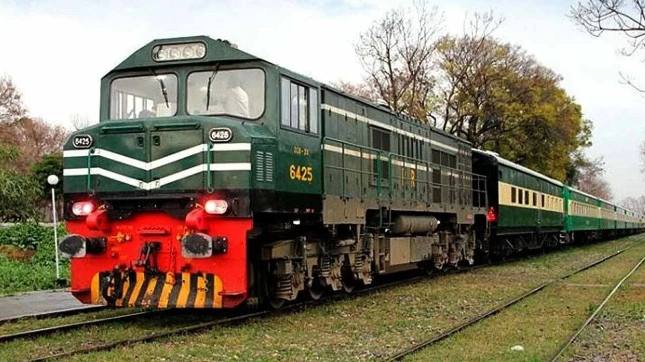 Pakistan Railways to shift its network to solar power