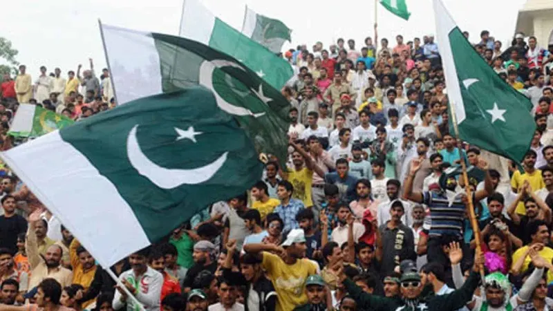 Govt imposes ban on waving national flag with political party’s flag