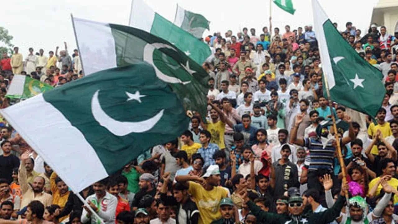 Govt imposes ban on waving national flag with political party’s flag