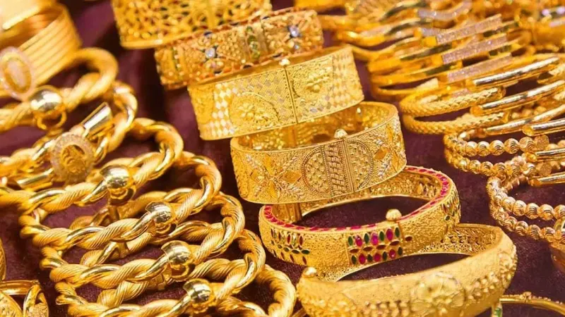 Gold Price Declines Per Tola in Pakistan