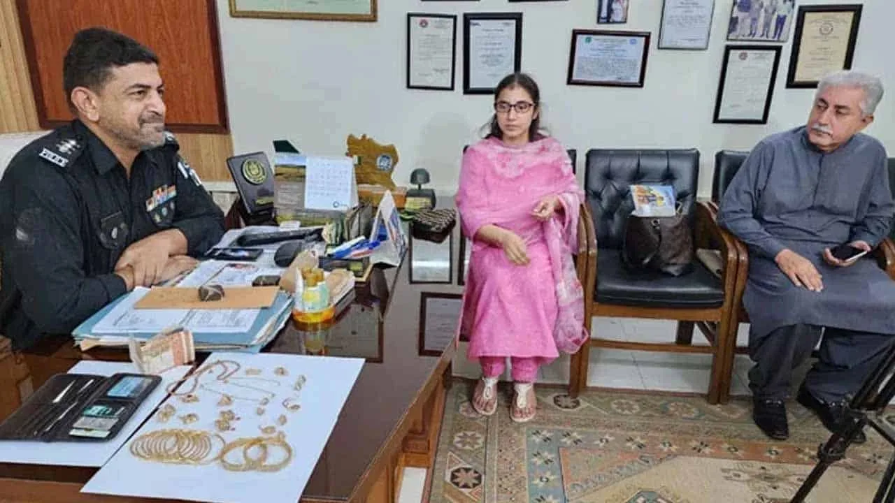 Karachi police recover, return lost gold jewellery worth Rs4m to owner