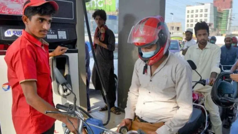 ‘No helmet, no petrol’ notification suspended in Lahore
