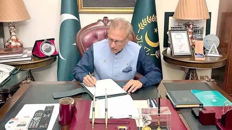 President Alvi signs Army Act amendment, Official Secrets Act bills